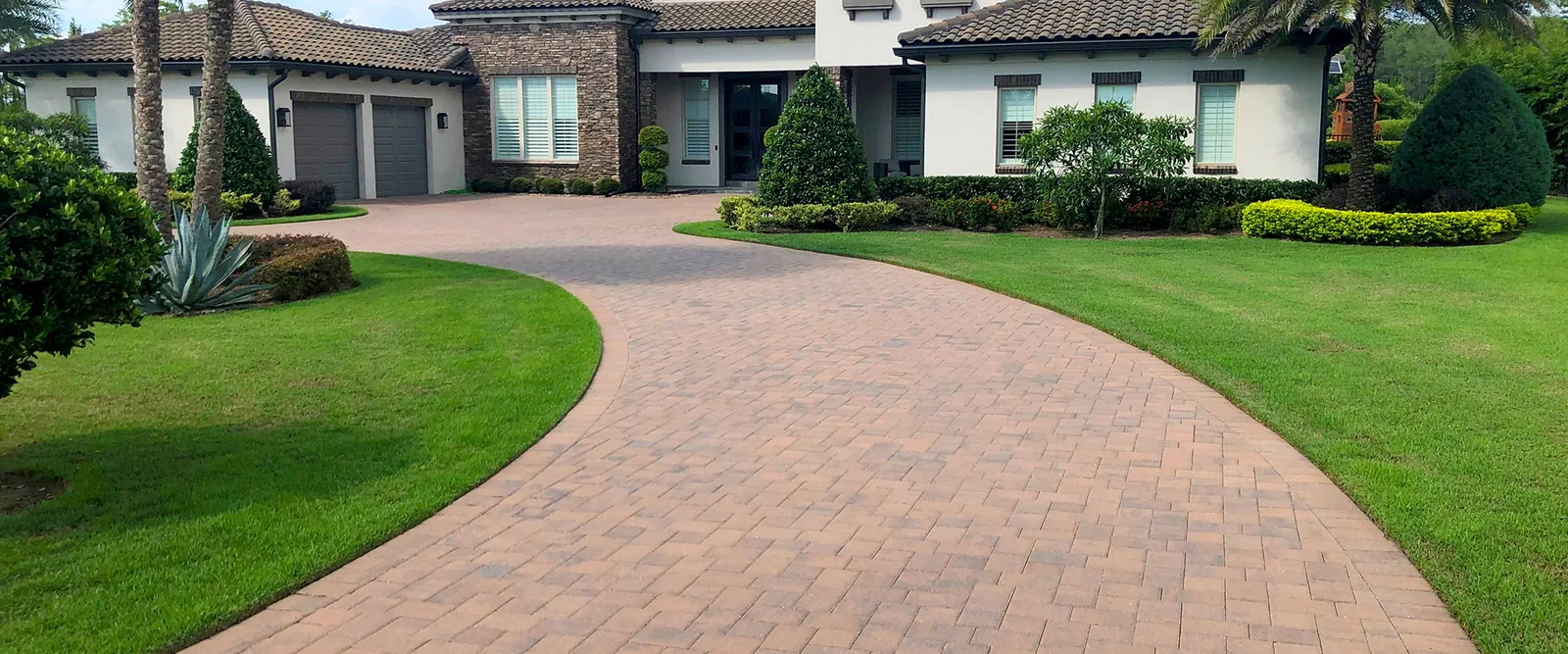 Curved Flagstone Pavers driveway in Union Tan/Charcoal
