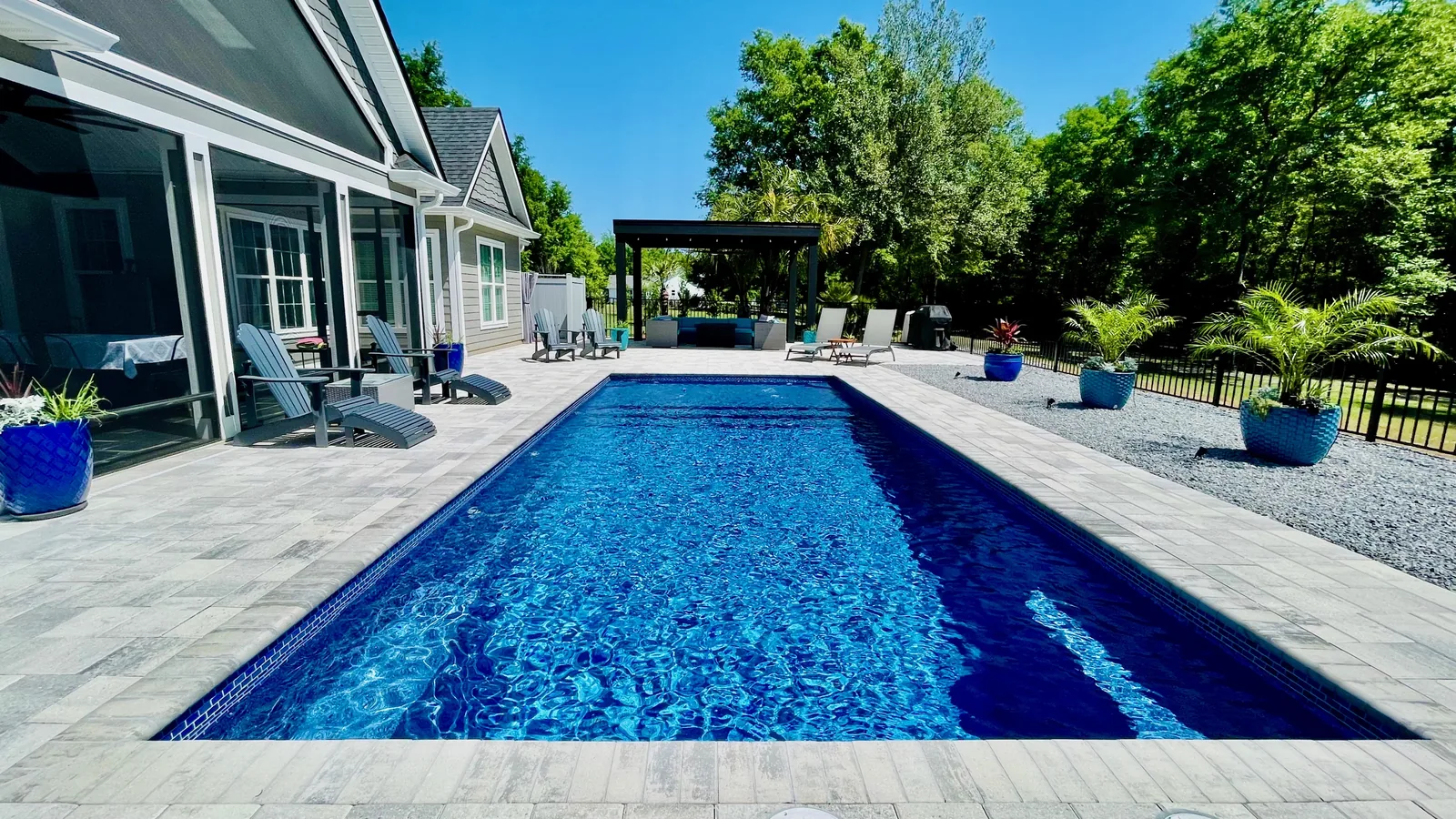 Pool deck in Flagstone Pavers Victory White/Pewter with matching bullnose coping